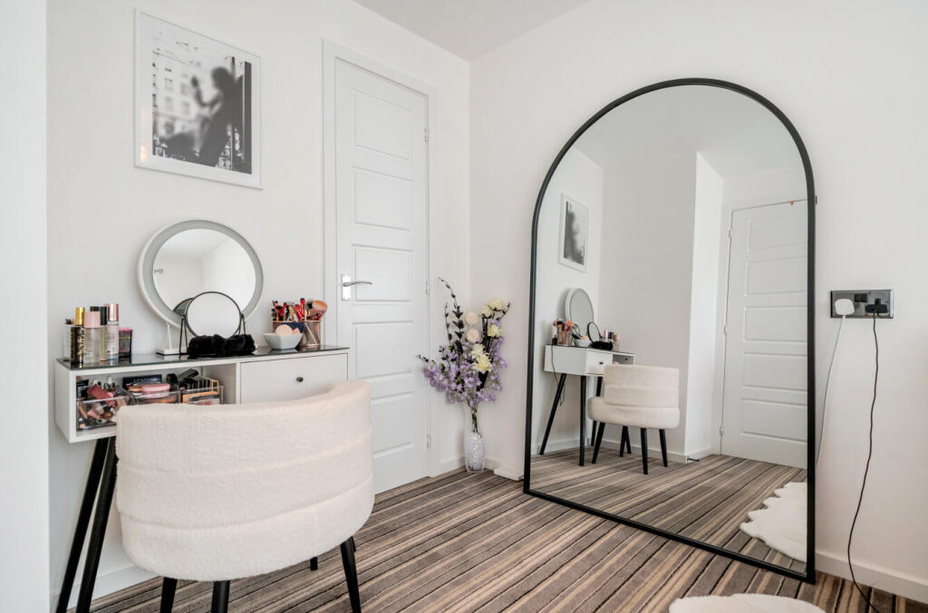 1369917-10-68f242...