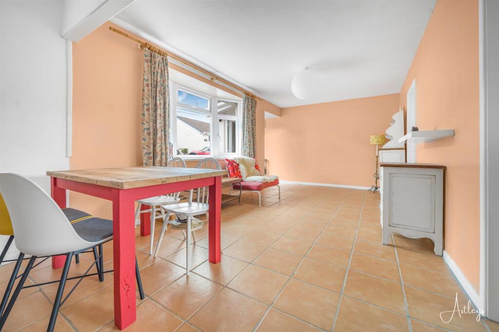 Lounge/Kitchen