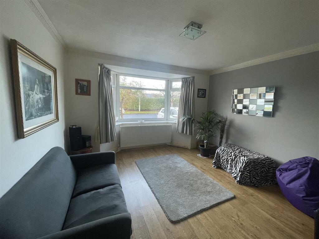 DINING ROOM TO THE FRONT.jpg