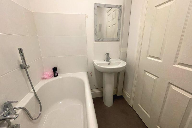 108 Queens Road - Bathroom