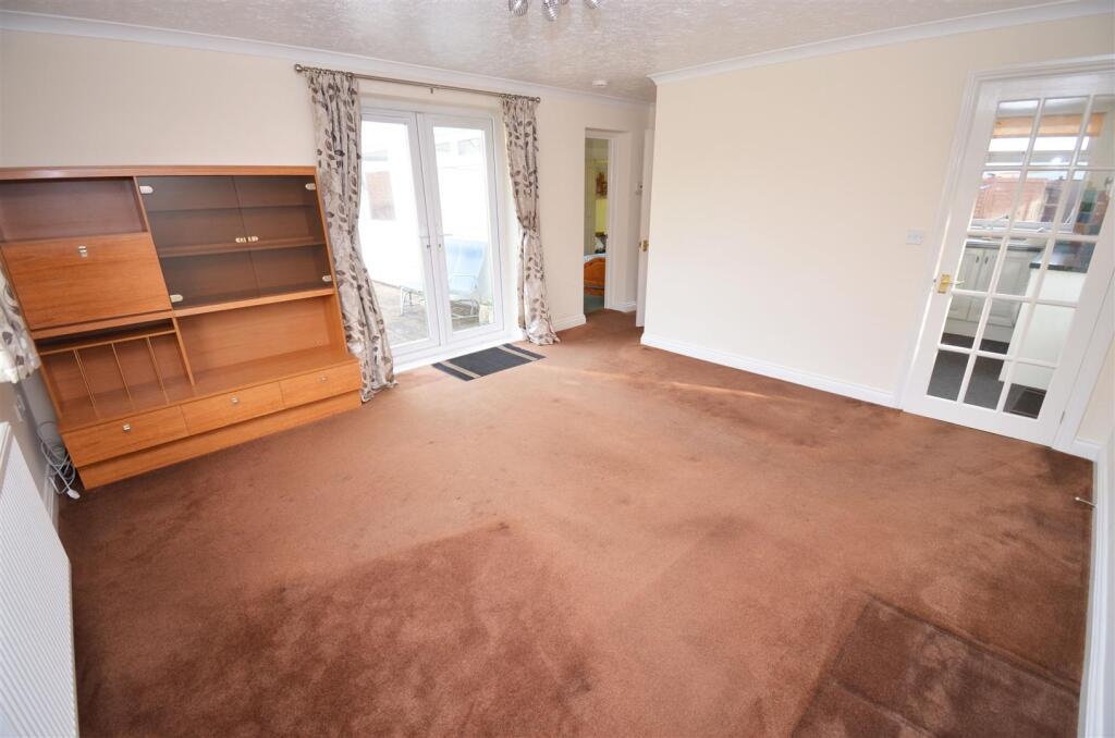 LIVING  ROOM (ANNEXE)