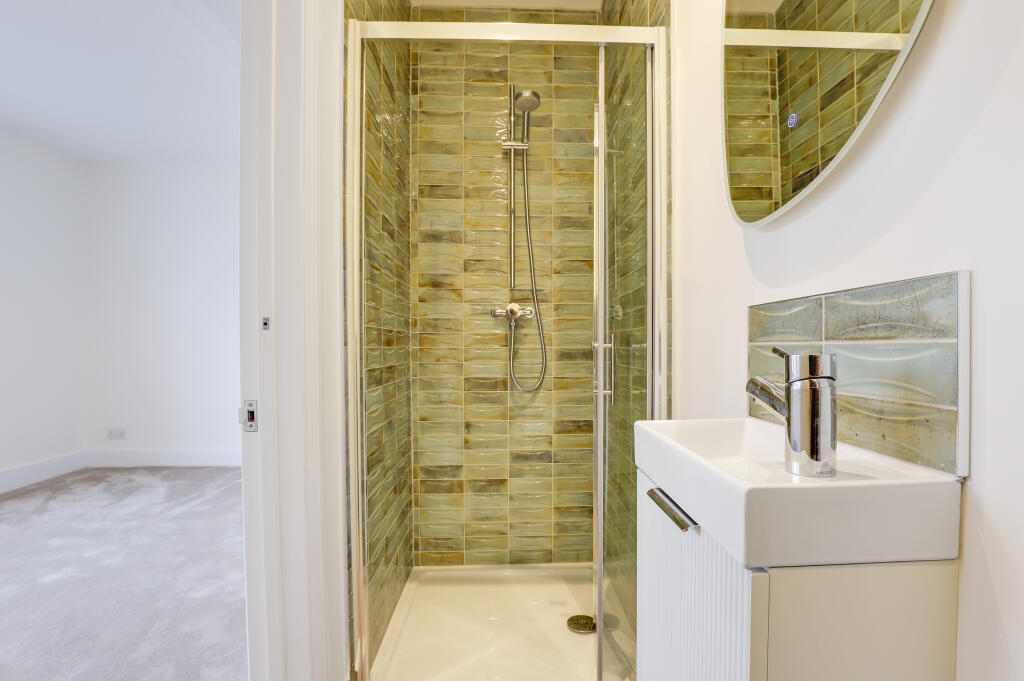 6. ENSUITE SHOWER ROOM.jpg