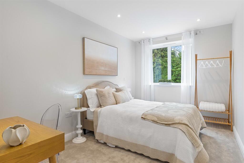 5 McLaren Court, 1 Cobham Road, KT22  9AU-8.jpg