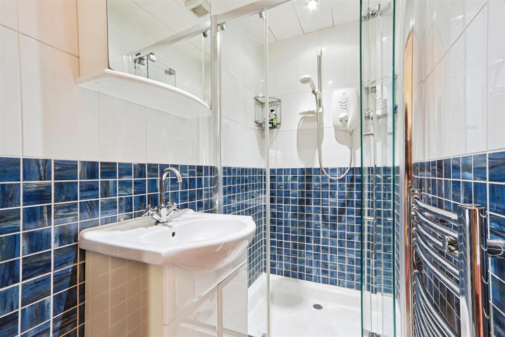 Bedroom 2 en-suite