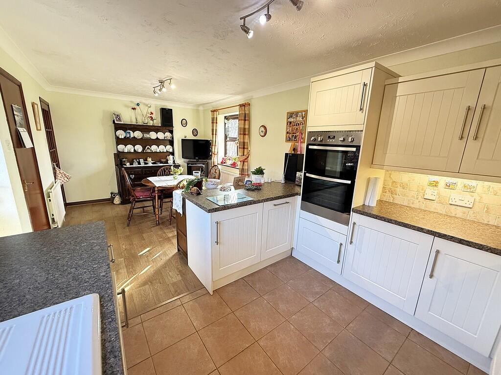 KITCHEN DINER 3