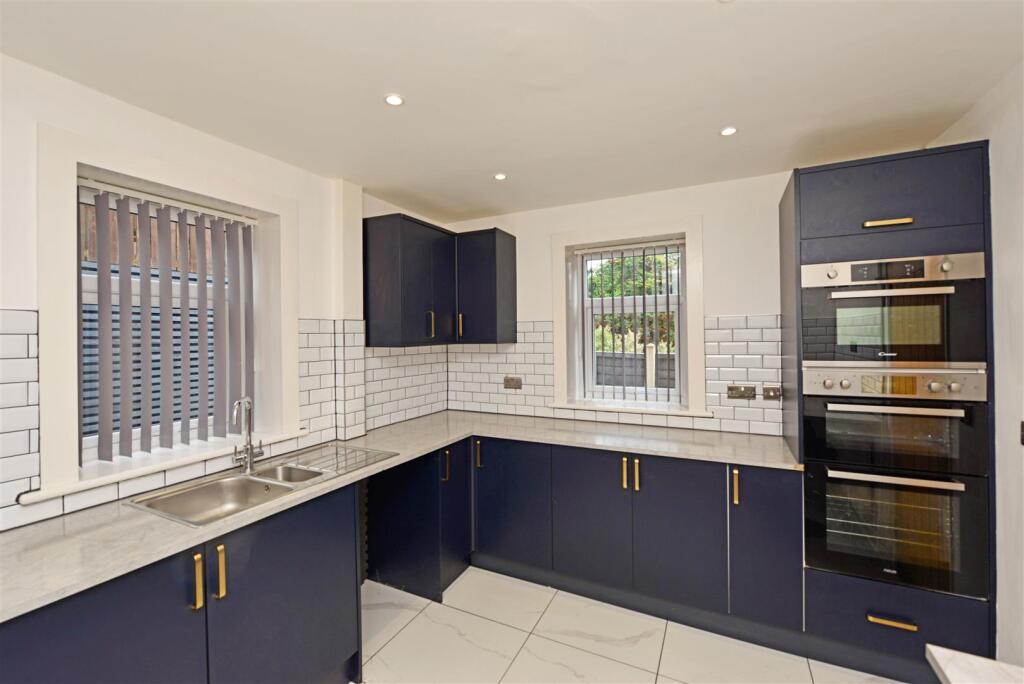 Fitted Breakfast Kitchen: