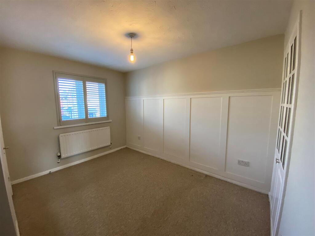 2 Heol Gilfynir - bedroom one (2).jpg