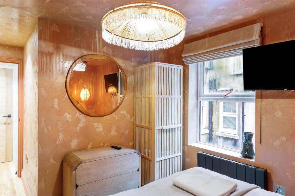 7B Queen Sq Bedroom 1b.jpeg