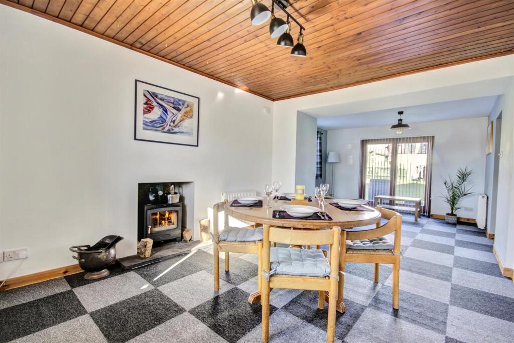 FAMILY/DINING ROOM