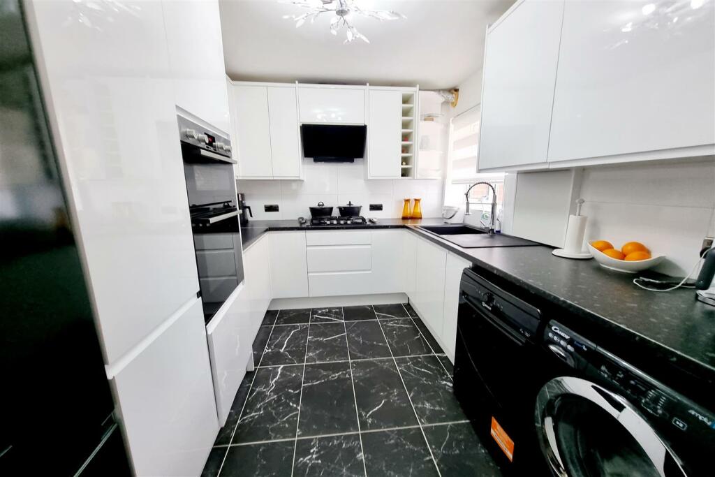 LUXURY FITTED KITCHEN: