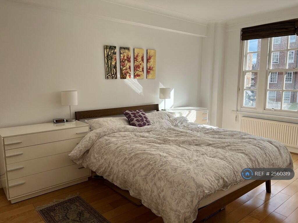 Bedroom 1 (King Bed)