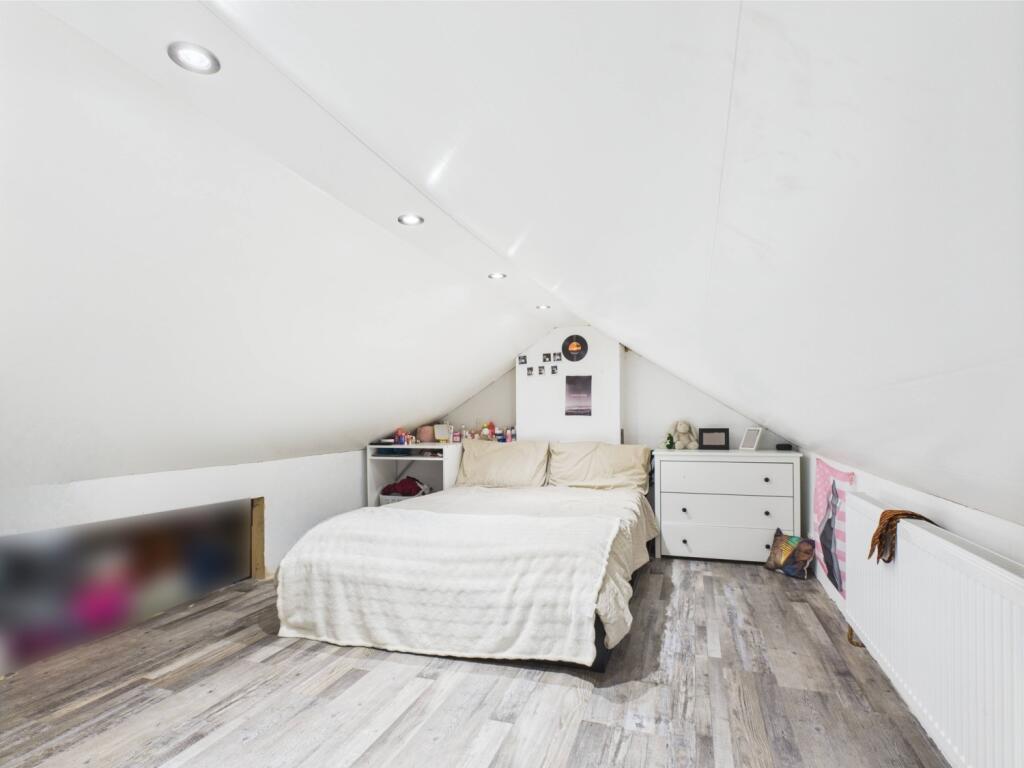 CAM02195G0-PR0072-STILL035