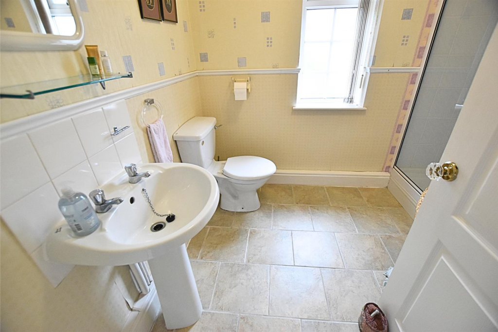 EN SUITE SHOWER ROOM