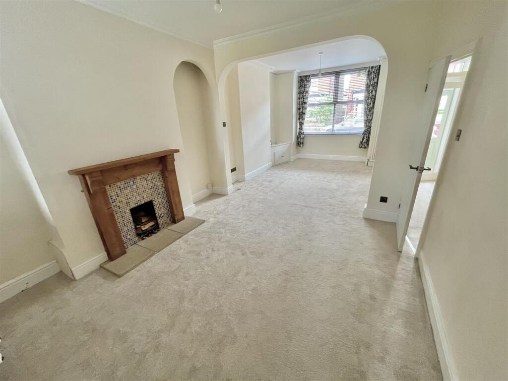 Lounge &amp; Dining Room