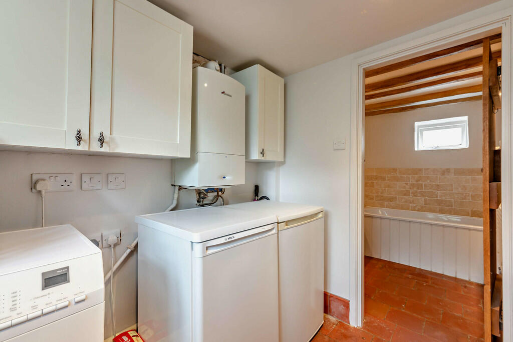 8603008-interior0...