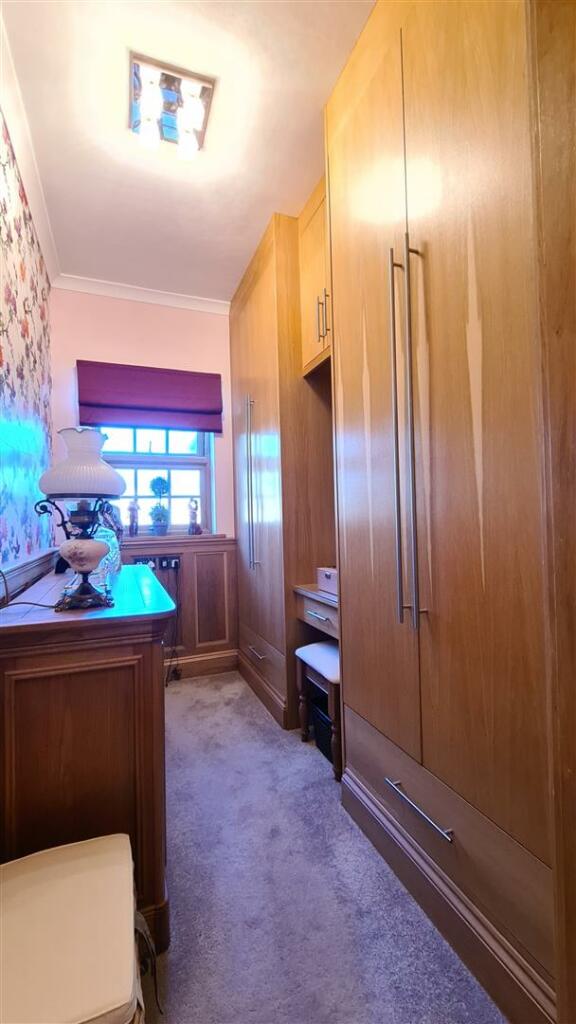 Dressing Room / Walk in Wardrobe