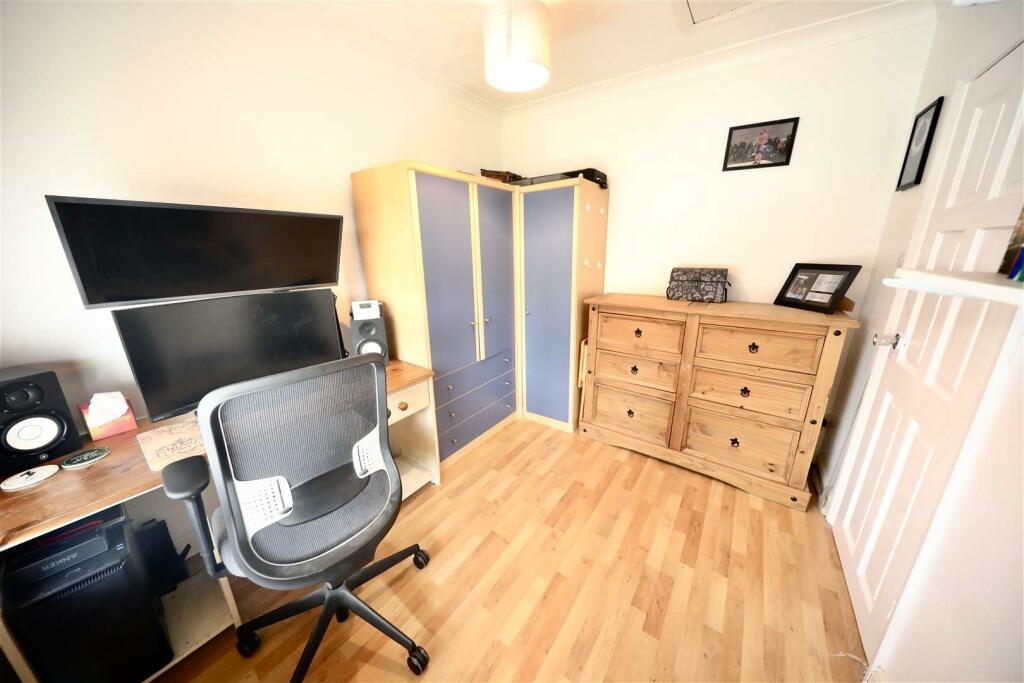 16 Bristol - Bed 2b.jpg