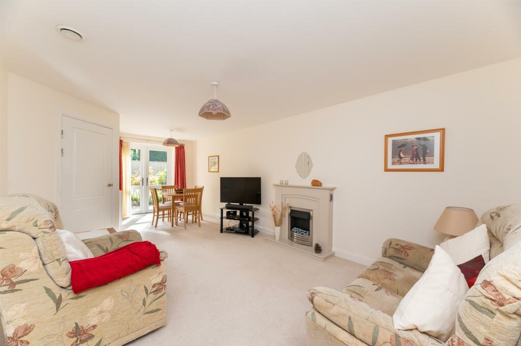 Sitting &amp; Dining Room
