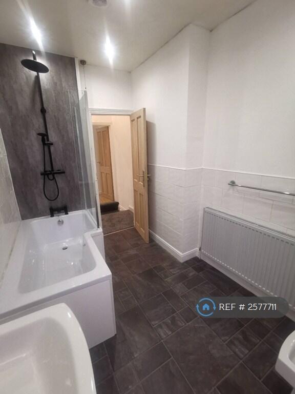 Modern Spacious 3 Piece Bathroom