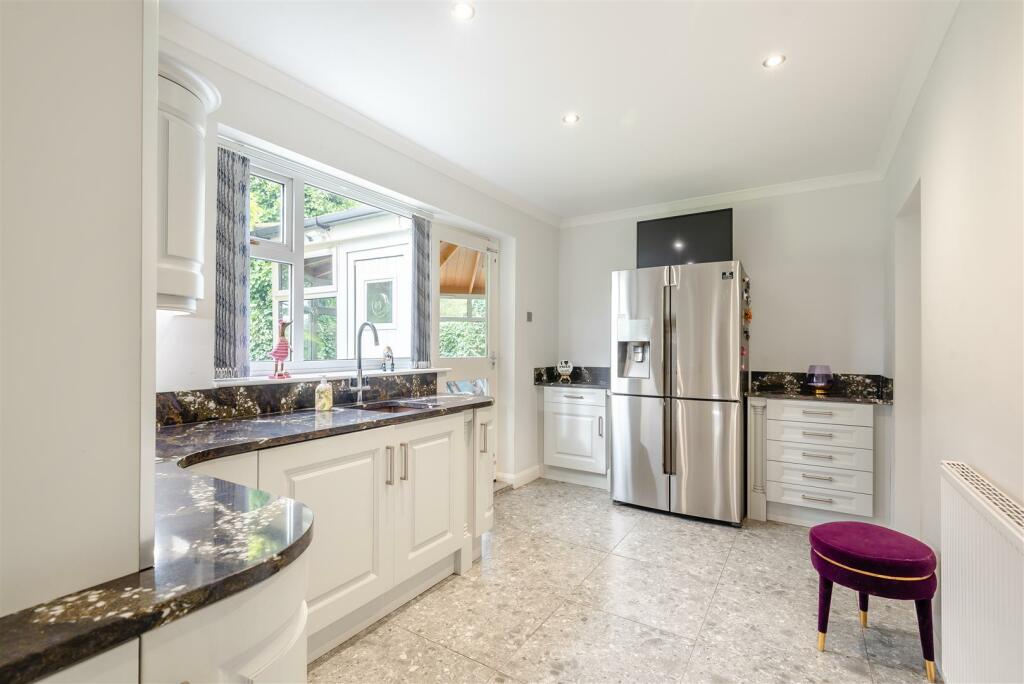 8573874-interior10.jpg
