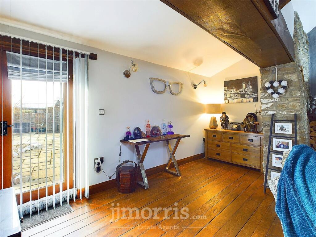 CAM02121G0-PR0123-STILL004.jpg