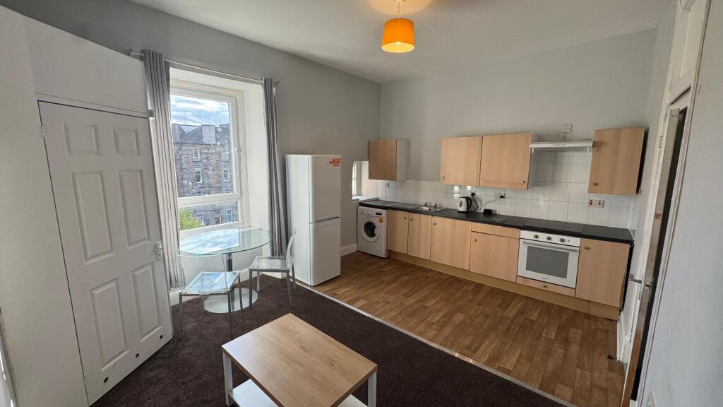 Livingroom &amp; Kitchen