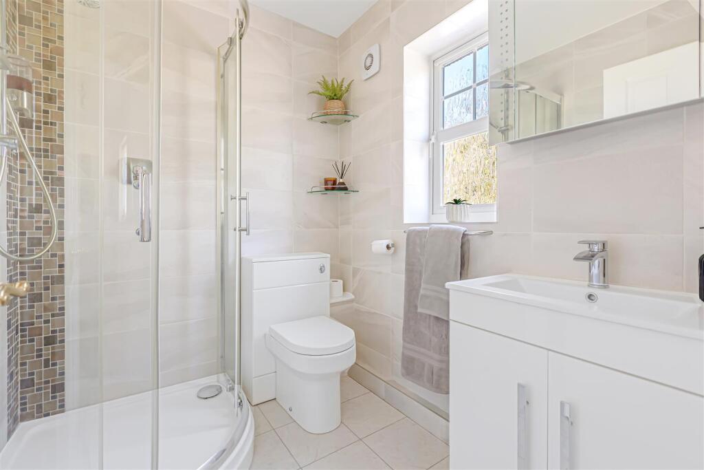 Bedroom 2 En-suite Shower