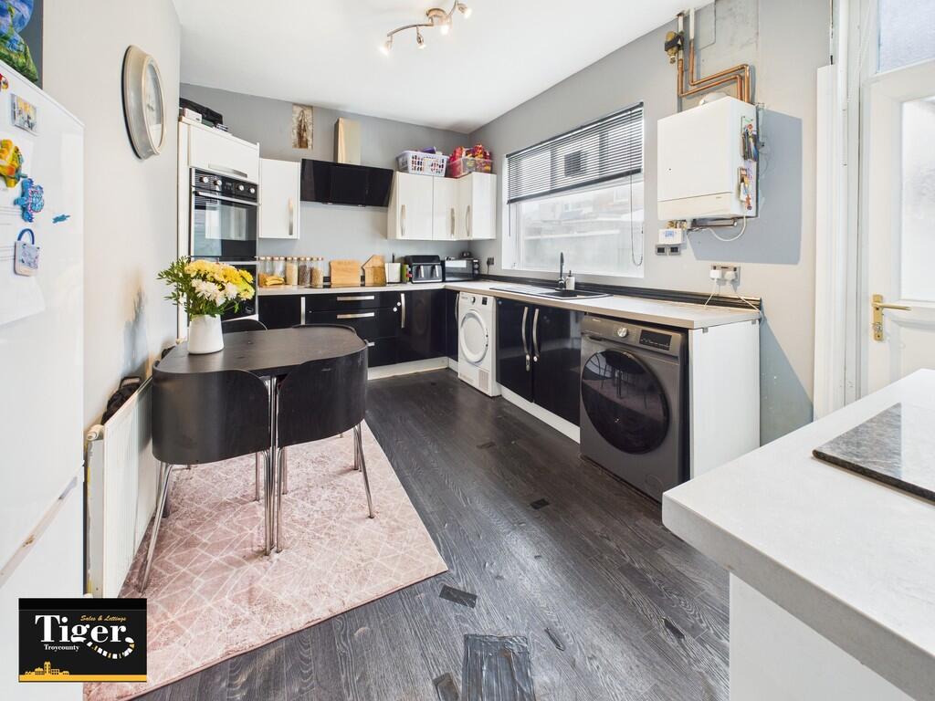 CAM02176G0-PR0725...