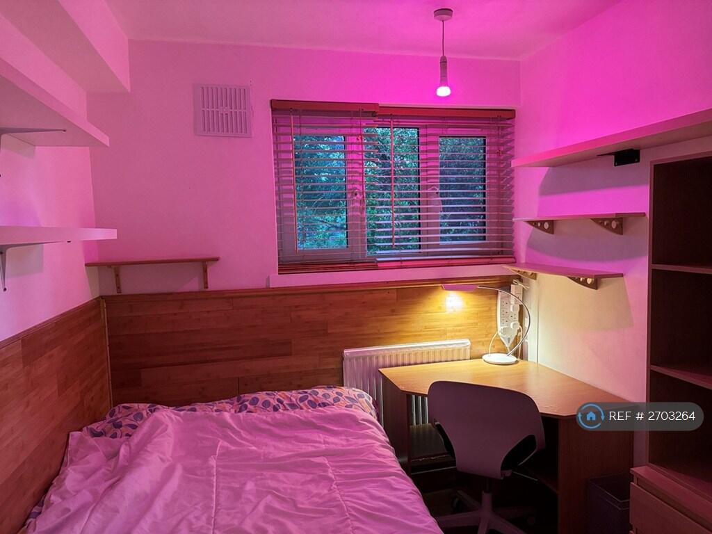 Small Double/Queen-Size Bedroom