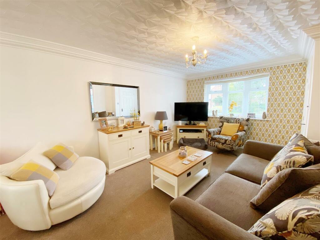 Lounge pic 3.jpg