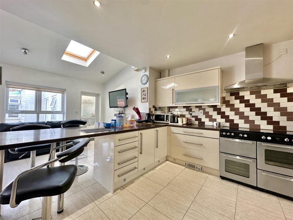 L SHAPED KITCHEN/DINER