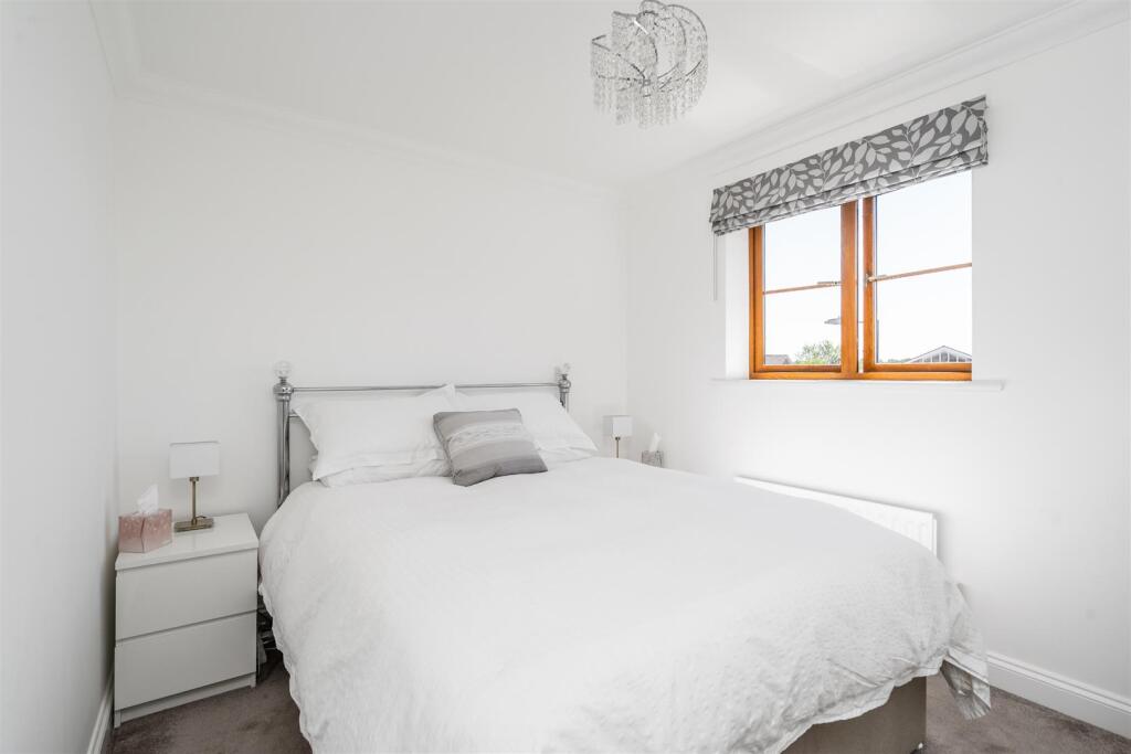 2 Enderby Close Bentley Heath_12.jpg