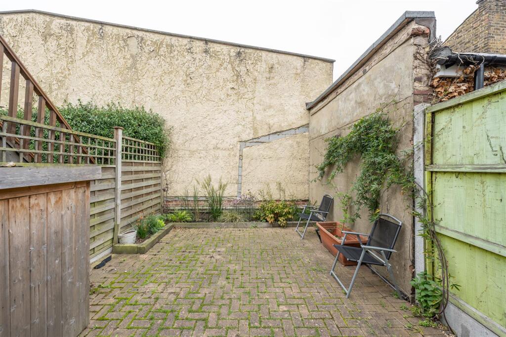 Queens Grove Road E4