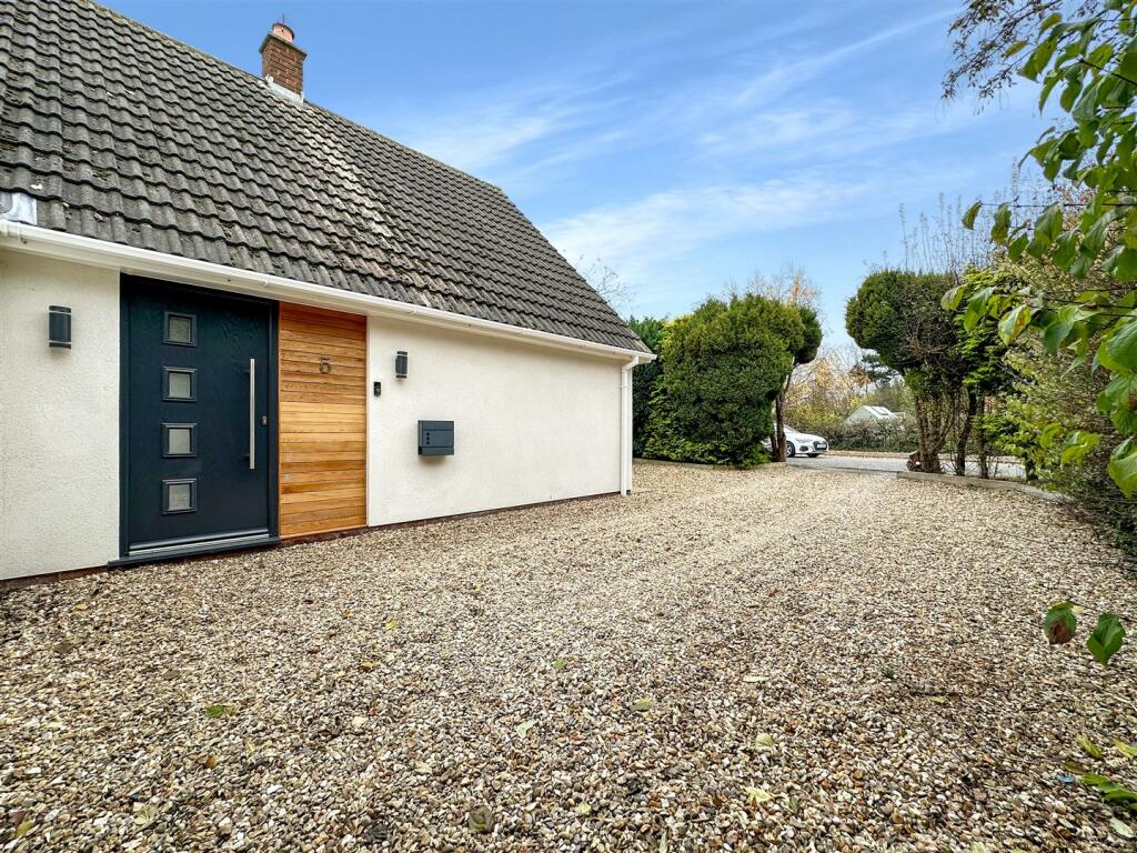 Extensive Driveway 367