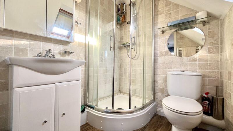 En-Suite to Bedroom 3