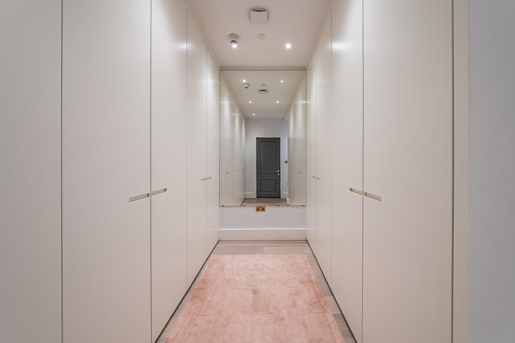 Principal bedroom...