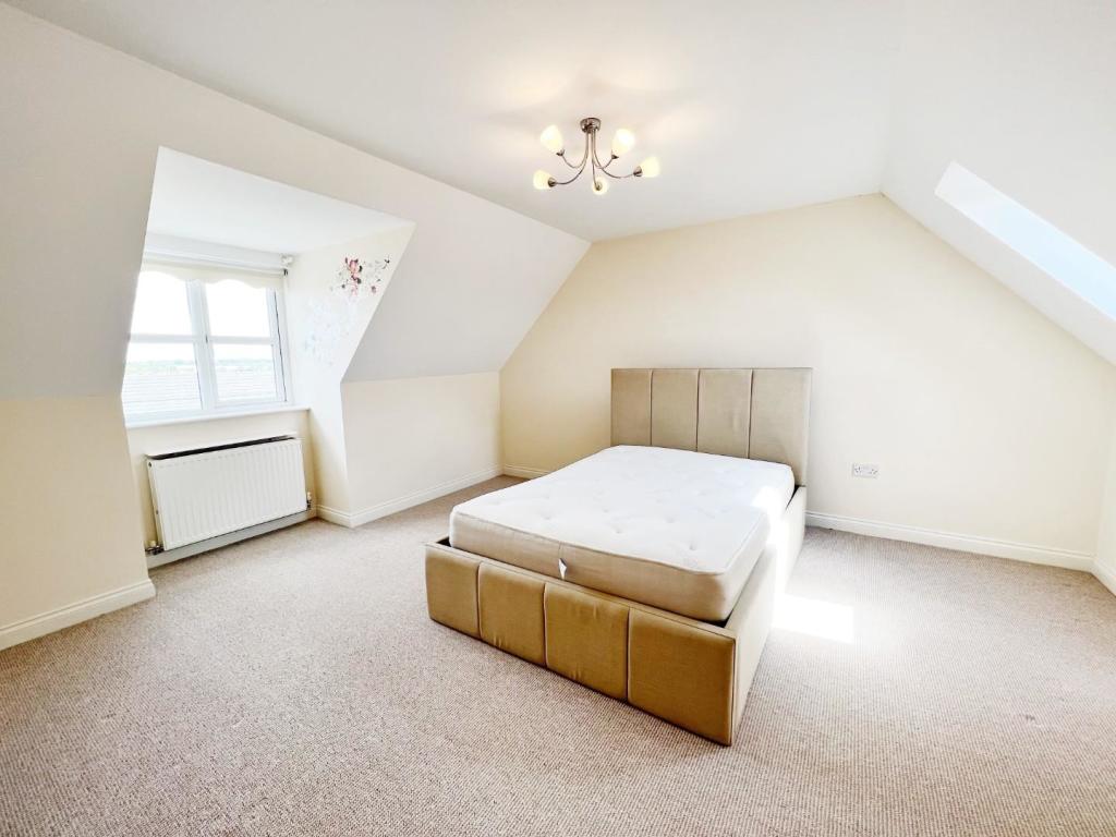 Bedroom 1 pic 1.jpg