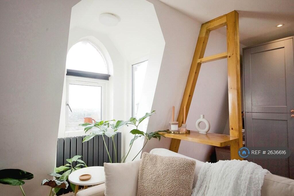 Triple Aspect Window