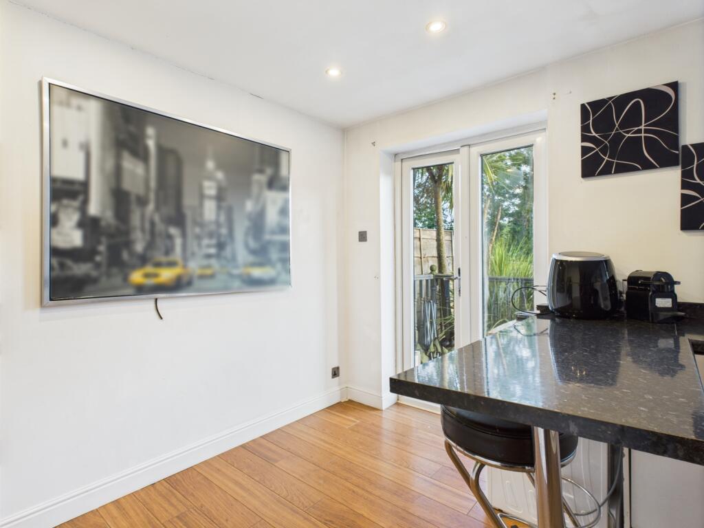 CAM03729G0-PR0081-STILL010