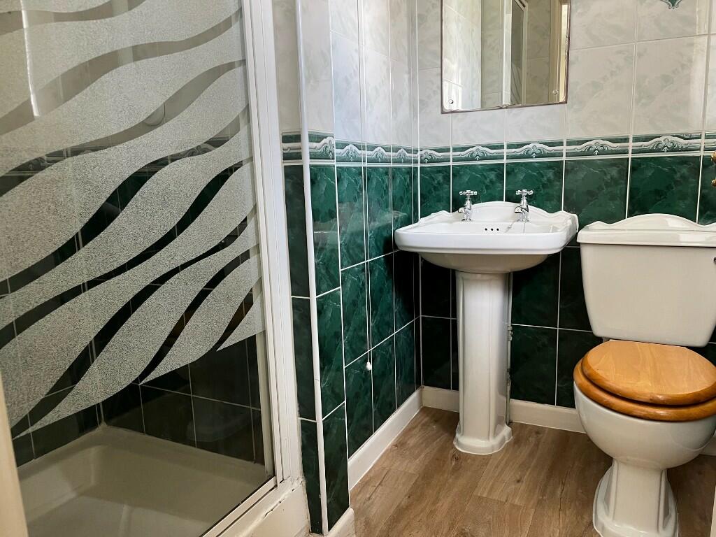En-suite (bed 1)