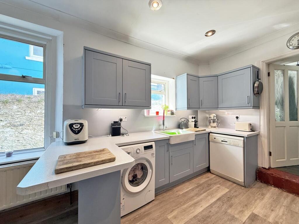 Palmerston Street 10 - Kitchen 2.jpg