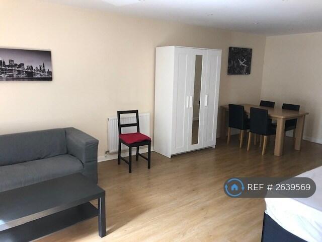 Lounge/Bed Area