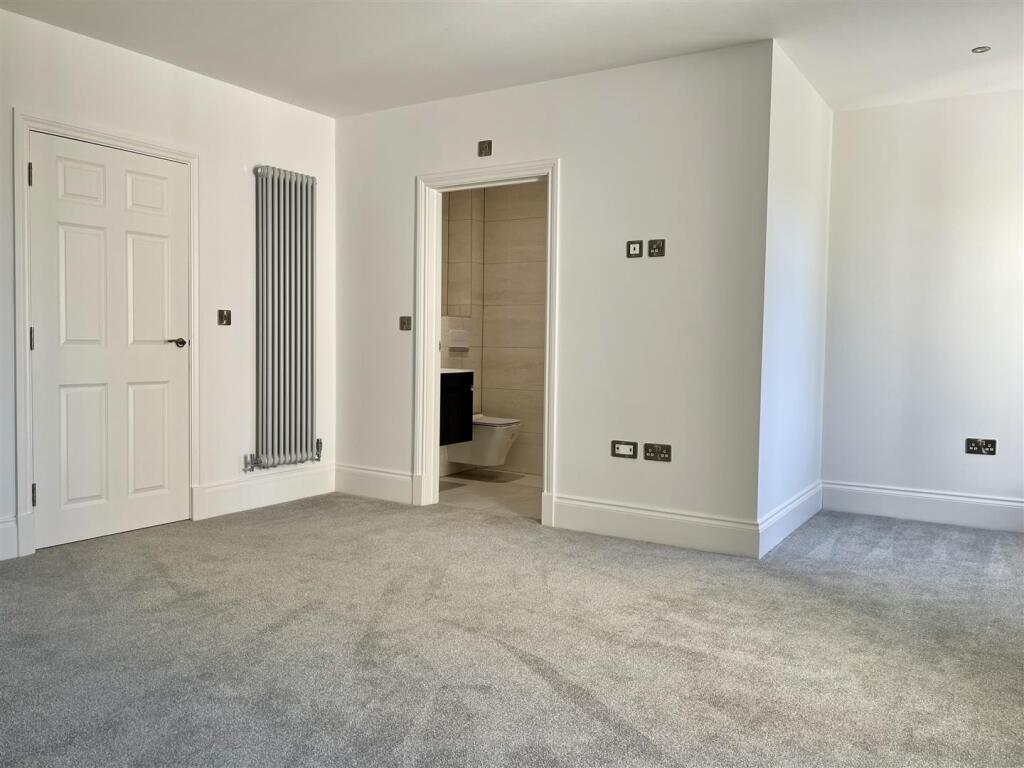 Master bedroom (2).jpeg