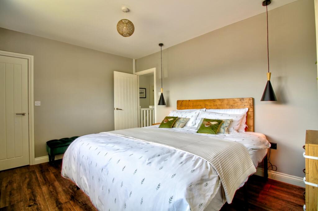 Hall Close Stoneleigh - Matt Clinton EweMove Kenil