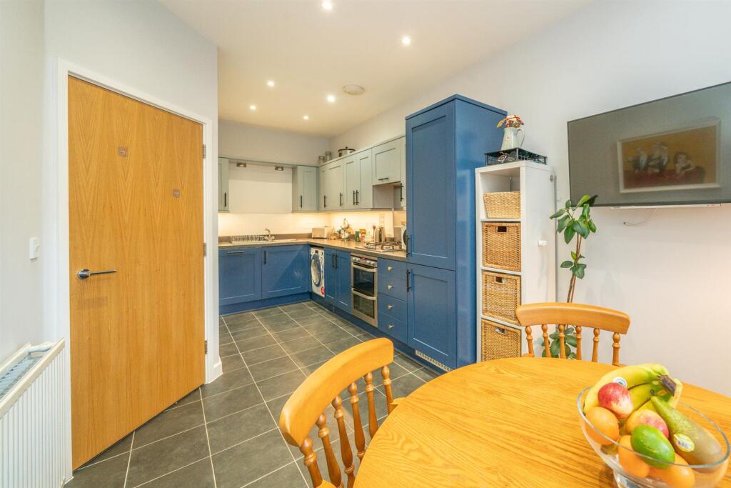 16-Burrow-Close-kitchen 4.jpg