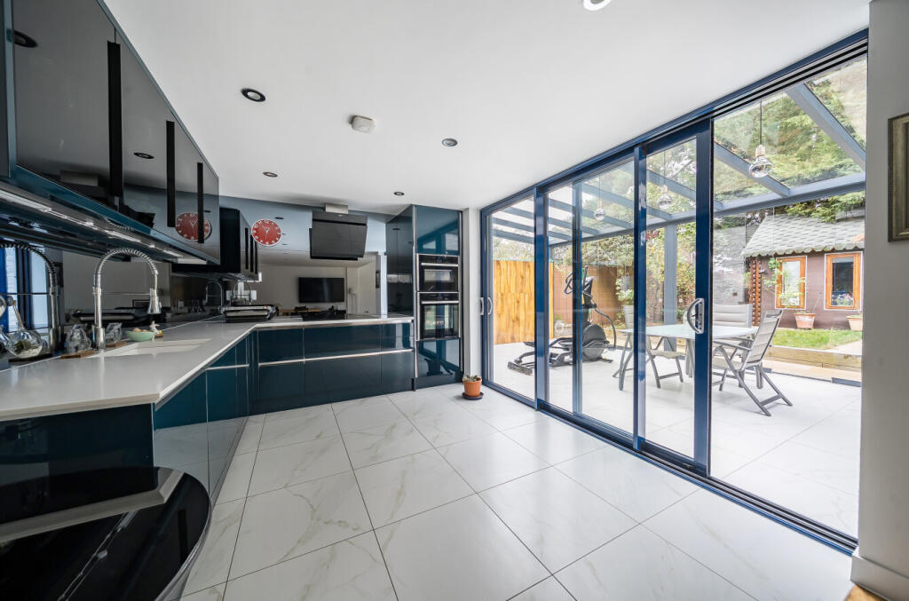 1369584-5-68f244b...