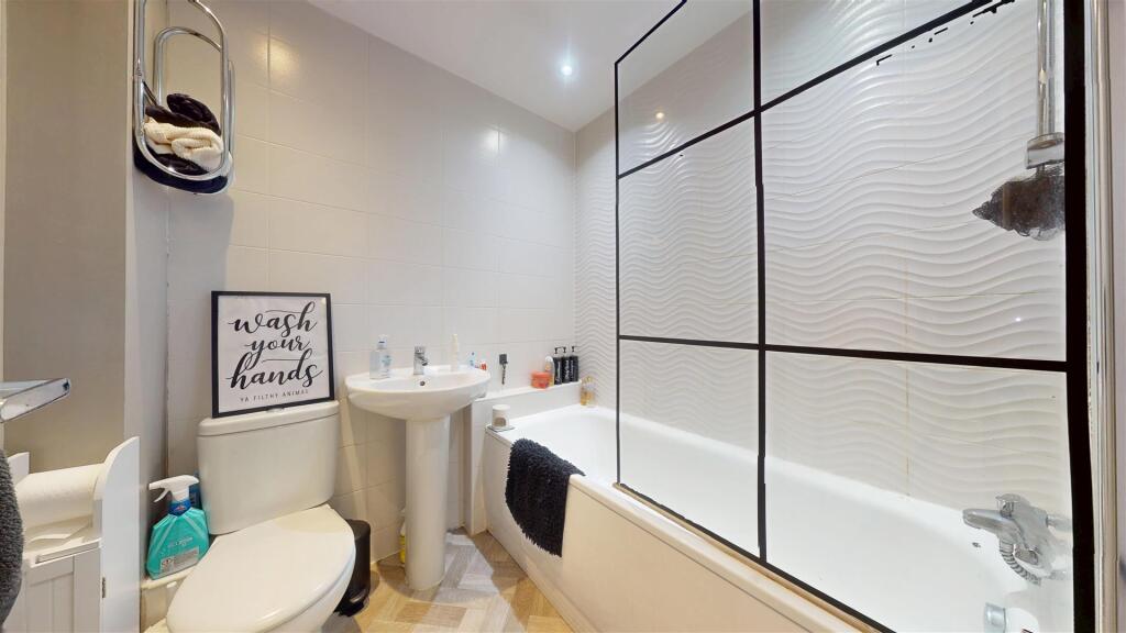 Deerfield Close Bathroom