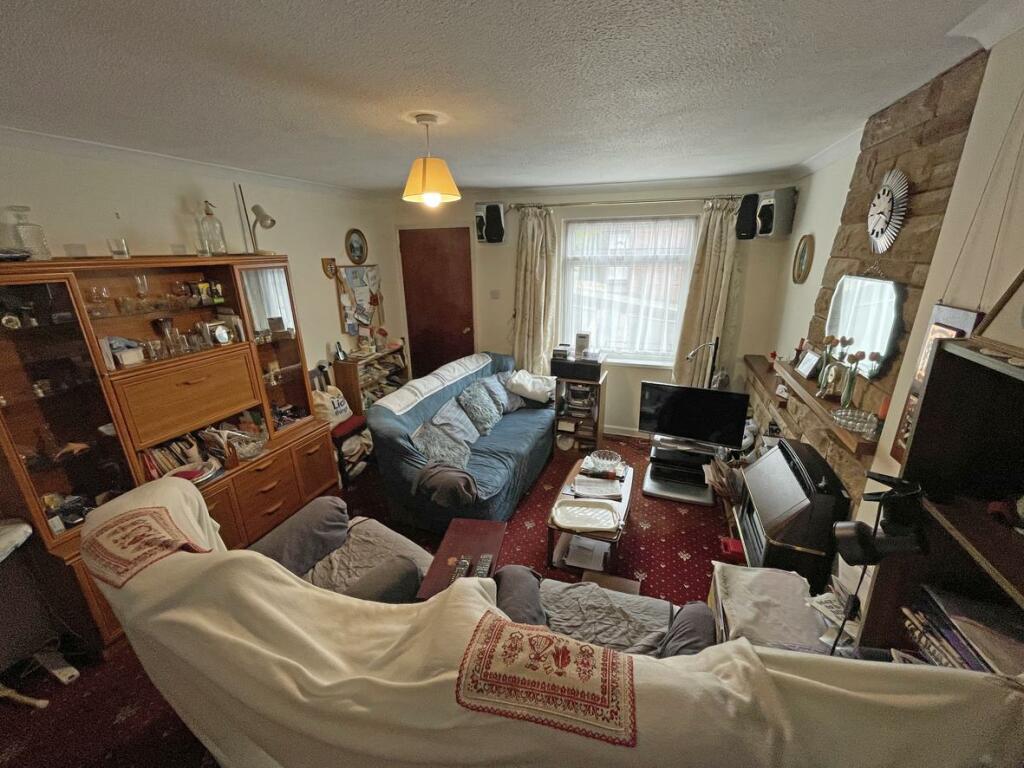 Newbury Close 31 Lounge Front.jpg