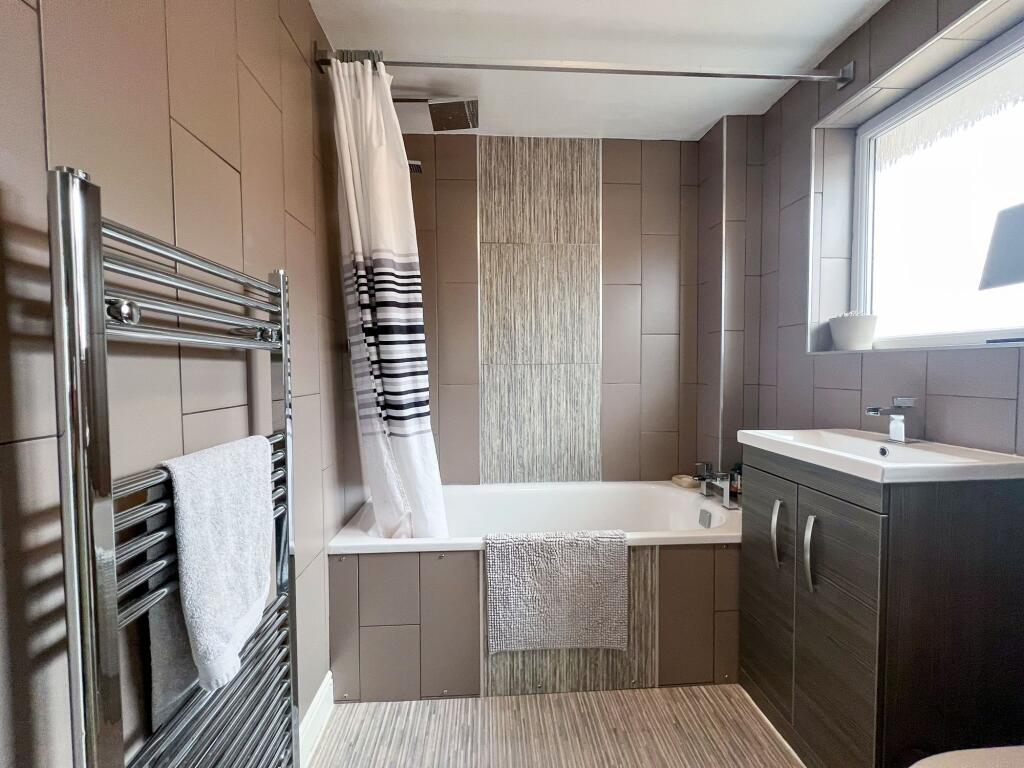 Bathroom with Side Aspect