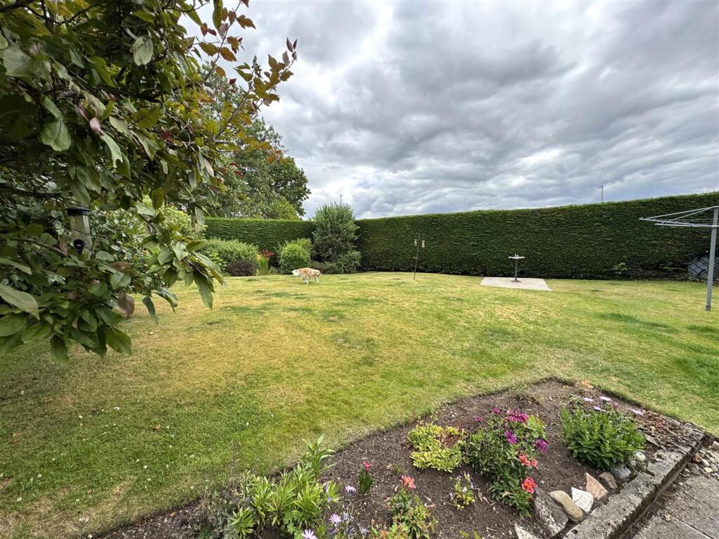 REAR GARDEN 2.JPG